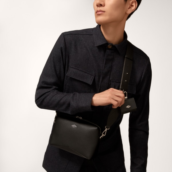 Bolso bandolera negro, Cartier Losange   Piel de becerro graneada negra, acabado paladio y esmalte